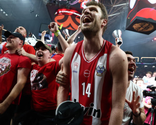 Η Dara ανέβασε το βίντεο του Athletiko με το «Bangaraga» του Παπανικολάου στον Βεζένκοφ