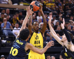 «Έβρεξε» καλάθια στο πρώτο μέρος στη Sunel Arena: Επιθέσεις... φωτιά από ΑΕΚ κι Άρη (videos)