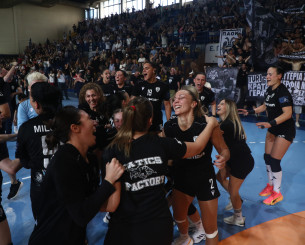 Οι πανηγυρισμοί των αθλητριών του ΠΑΟΚ με τους φιλάθλους μετά την κατάκτηση του πρωταθλήματος (video)