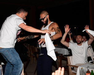 Το τσιφτετέλι του Φουρνιέ και τα αυτοκόλλητα «Μπαρτζώκας»: Η παρακάμερα από το ξέφρενο γλέντι του Ολυμπιακού
