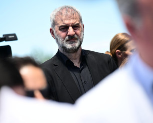 Με λυγμούς ο επικήδειος του Δέλλα στην κηδεία της Μαστροκώστα: «Eίμαι μικρός μπροστά σου, να είσαι σίγουρη ότι πάλι εσένα θα ερωτευόμουν»