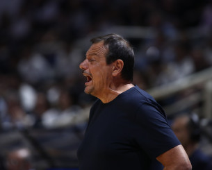 «Έβραζε» ο Αταμάν 2.5 λεπτά πριν το τέλος - Τι έκανε στο τάιμ άουτ
