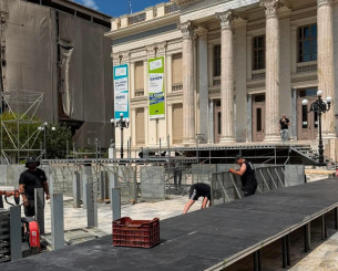 Ετοιμασίες στο Δημοτικό Θέατρο Πειραιά για τον κόσμο του Ολυμπιακού
