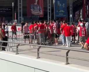 Άρχισε να συγκεντρώνεται ο κόσμος του Ολυμπιακού στο Φάληρο για την αναχώρηση στο T-Center (video)