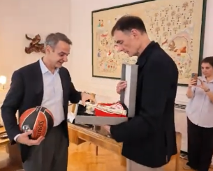 Ο «σκακιστής» και πρωθυπουργός: Ο Μπαρτζώκας έκανε δώρο σκάκι στον Μητσοτάκη (video)