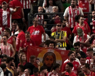 Ένας και μοναδικός: Άτυχος φίλος της Φενέρμπαχτσε κατέληξε μόνος του ανάμεσα στον κόσμο του Ολυμπιακού