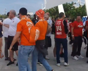 Φοβερή στιγμή: Φίλοι της Βαλένθια φώναζαν «Ολυμπιακός» πριν τον πρώτο ημιτελικό του Final Four (video)