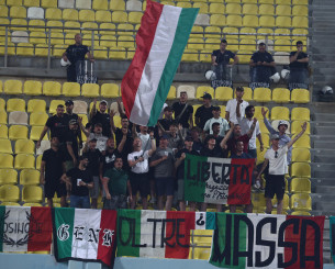 Ιταλοί ultras πήγαν στο Παγκρήτιο, πέταξαν στρώματα θαλάσσης στους παίκτες κι έφυγαν! (photos)
