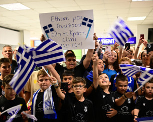 «Χαμός» στο Ηράκλειο για την Εθνική: Συγκινητική υποδοχή στο αεροδρόμιο σε παίκτες και Γιοβάνοβιτς (video)