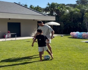 «Like father, like son»: Ο Κριστιάνο Ρονάλντο μαθαίνει... μπαλίστα στον 8χρονο γιο του (video)