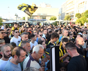 Χαμός στην Πάτρα για το τρόπαιο της ΑΕΚ (photos)