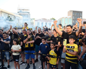 Στο Αίγιο το τρόπαιο του πρωταθλήματος της ΑΕΚ - Ουρές από φίλους της Ένωσης (photos)