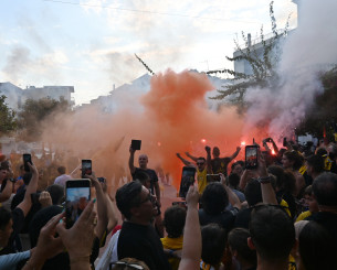 Στη Ναύπακτο το τρόπαιο του πρωταθλήματος της ΑΕΚ - Ουρές από φιλάθλους (video)