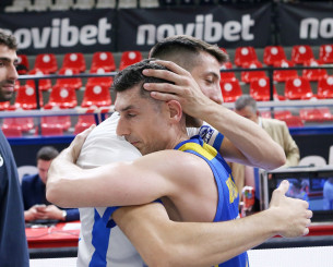 Τρομερές στιγμές: Συμπαίκτες και αντίπαλοι αποθέωσαν τον Ξανθόπουλο στο τελευταίο παιχνίδι της καριέρας του