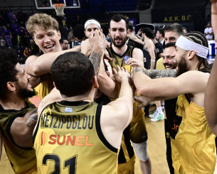 Η παρακάμερα του αγώνα της ΑΕΚ με τον ΠΑΟΚ, μέσα σε πανηγυρικό και... οικογενειακό κλίμα