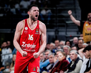 «Mou kanis plaka, PA-PA-NI-KO-LAOU»: Τρέλα του σπίκερ της Euroleague με τα τρίποντα του αρχηγού (video)