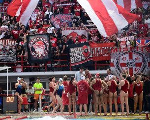 Ο κόσμος αποθεώνει τις αθλήτριες του Ολυμπιακού μετά την ήττα από την Σαμπαντέλ (video)