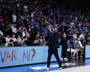 Ο Αταμάν αποχώρησε έξαλλος πριν τελειώσει το ματς και έδειχνε τα Ευρωπαϊκά που πήρε με την Εφές! (video)