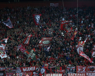 Άρχισε το πάρτι της φιέστας με αναμμένα φλας στο Καραϊσκάκη (video)