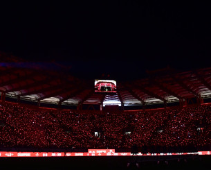 Το εντυπωσιακό show στη φιέστα του Ολυμπιακού με τα ερυθρόλευκα βραχιολάκια