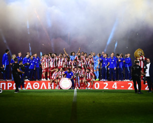 Η απονομή του πρωταθλήματος στον Ολυμπιακό (video)