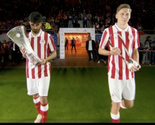 Ποιοι είναι οι δύο έφηβοι ποδοσφαιριστές που μετέφεραν τις ευρωκούπες του Ολυμπιακού στη φιέστα