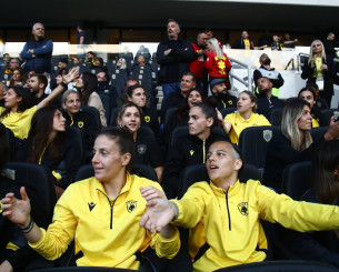 Οι πρωταθλήτριες της ΑΕΚ αποθεώθηκαν στη Νέα Φιλαδέλφεια