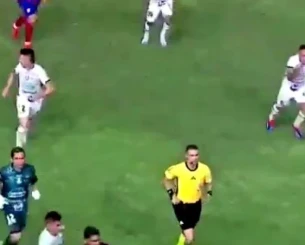 Σκηνές χάους στην Κολομβία με εισβολή οπαδών και διακοπή του αγώνα (video)