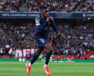 Ο Ντεμπελέ είναι... τραυματίας στην αγαπημένη του φωτογραφία (photo)