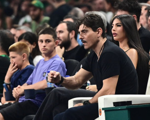 Στο ΟΑΚΑ ο Δημήτρης Γιαννακόπουλος: Βλέπει το Game 5 από λευκή πολυθρόνα