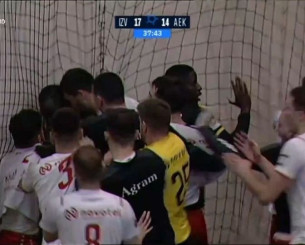 Μεγάλη ένταση και διακοπή στο Ίζβινταντς-ΑΕΚ (video)