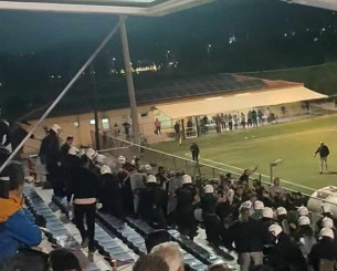 Σοβαρά επεισόδια σε τελικό Κυπέλλου - Ξύλο στην εξέδρα με επέμβαση των ΜΑΤ (video)