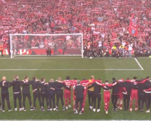 Ανατρίχιασαν και οι κερκίδες «Άνφιλντ»: Οπαδοί και παίκτες τραγούδησαν το «You'll Never Walk Alone» μετά το πρωτάθλημα