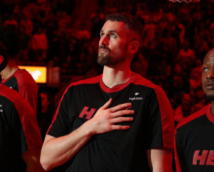 Η αγκαλιά του Τρίσταν Τόμσον στον Κέβιν Λοβ μετά από τον θάνατο του πατέρα του