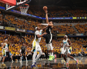 Αδιανόητο χαρακίρι των Μπακς και... αποκλεισμός παρά το triple double του Γιάννη