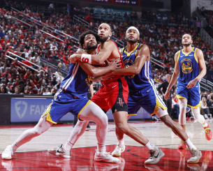 Πολύ σκληροί για να πεθάνουν οι Ρόκετς, μείωσαν σε 3-2 από τα... αποδυτήρια