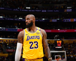 Ο ΛεΜπρόν υπέστη μερική ρήξη συνδέσμου στο γόνατο στο Game 5 με τους Τίμπεργουλβς