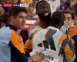 Αδιανόητο «ντου» του Ρούντιγκερ στον διαιτητή - Πετούσε πάγο και τον κρατούσαν (video)