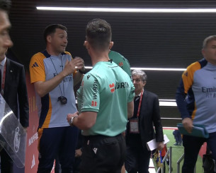 Ένταση στη φυσούνα: Σταφ της Ρεάλ την «έπεσε» στον διαιτητή στο ημίχρονο!