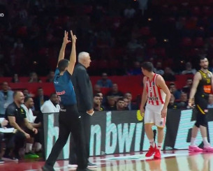 Το βλέμμα του Λαρεντζάκη στον πάγκο της ΑΕΚ μετά από καθοριστικό τρίποντο (video)