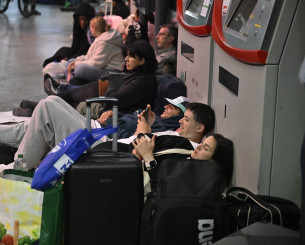 Η Μαδρίτη στο σκοτάδι, σκηνές που θύμισαν πανδημία (videos)