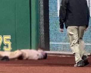 Σε κρίσιμη κατάσταση φίλαθλος που έπεσε από τις κερκίδες σε αγώνα μπέιζμπολ (video)