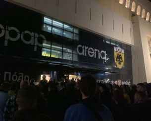 Δύσκολη νύχτα στη Νέα Φιλαδέλφεια - Κόσμος έξω από τα επίσημα