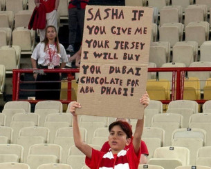 Ο Βεζένκοφ μπήκε στο ΣΕΦ με... Dubai Chocolate και «MVP» (video)