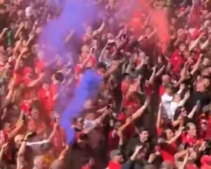 Το κόλπο έπιασε: Ο οπαδός της Έβερτον τελικά πούλησε μπλε καπνογόνα στο Άνφιλντ