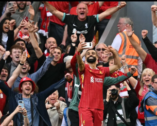 Απίθανο σκηνικό στο «Άνφιλντ» - Ο Σαλάχ σκόραρε κι έβγαλε σέλφι με κινητό φιλάθλου