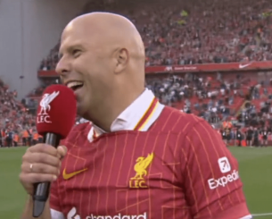 Επικός Σλοτ: Αποθέωσε Κλοπ και τραγούδησε το όνομά του στην φιέστα της Λίβερπουλ (video)