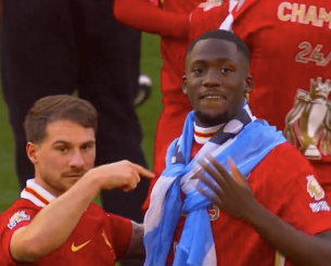 Ο ΜακΆλιστερ έντυσε τον Κονατέ με την σημαία της Αργεντινής στην φιέστα πρωταθλήματος της Λίβερπουλ