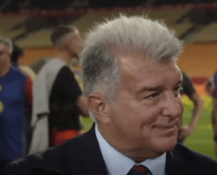 O Λαπόρτα δοκίμασε... ξαπλωτός το χορτάρι στο νέο «Καμπ Νόου»