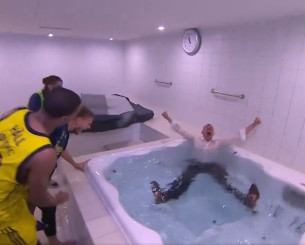 Σε... έκσταση ο «Σάρας» απολαμβάνει με τους παίκτες του την πρόκριση στο Final Four (video)